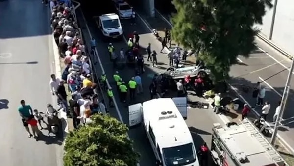 Hayati tehlikesi bulunan yaralılar, İzmir Katip Çelebi Üniversitesi Atatürk Eğitim ve Araştırma Hastanesi ile Sağlık Bilimleri Üniversitesi Bozyaka Eğitim ve Araştırma Hastanesine kaldırıldı.