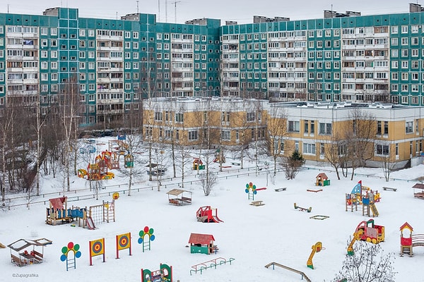 Binaların tasarımında konfor ön planda tutulurken her mahallede geniş yeşil alanlar ile oyun parkları da tasarlandı.