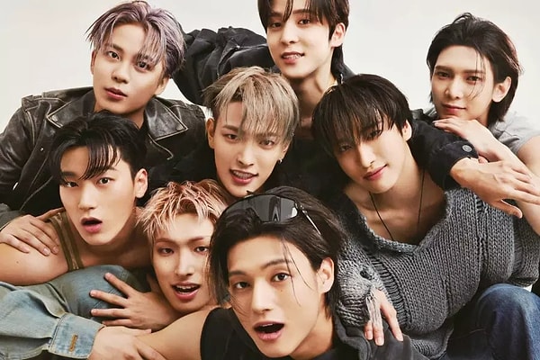 1. ATEEZ'in lideri kimdir? Onu genellikle kaptan şapkasıyla görürüz, çünkü korsan gemisinin gerçek kaptanı odur! 🏴☠️