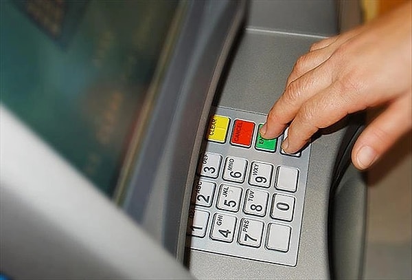 Son günlerde birçok bankanın ATM’lerinde yaşanan sorun nedeniyle vatandaşlar nakit paraya ulaşmakta zorlanıyor. Özellikle emeklilerin “arıza” sebebiyle maaşlarını çekememesi dikkat çekiyor. Uzmanlar, bankaların vatandaşları kredi kartına yönlendirmek için bu yola başvurduğunu iddia ediyor.