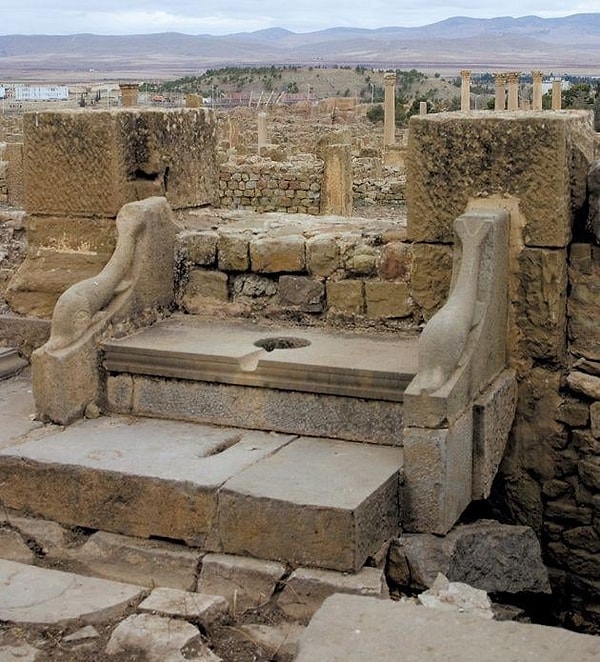 11. Cezayir'in Timgad şehri, Antik Roma tuvaleti