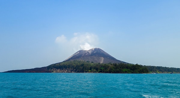 1927'nin sonlarında Krakatoa yeniden canlanarak aktif hale geldi. Günümüzde ise, Java'nın batı sahilinde hafta sonu geçirmek isteyen Jakartalılar için popüler bir turistik nokta haline geldi. Bu ilginin artmasıyla birlikte Krakatoa, çeşitli turistik faaliyetlerin bir parçası oldu.