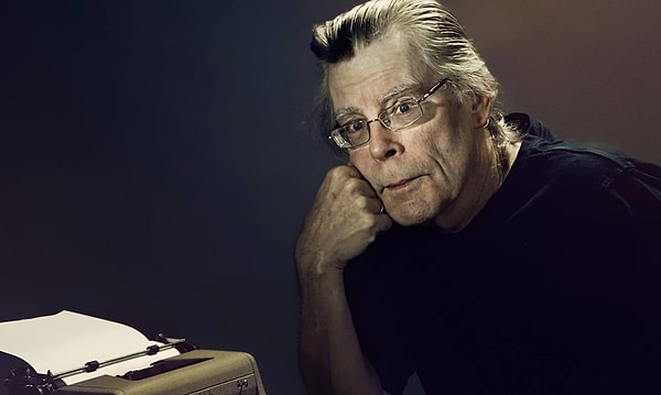 Korku romanlarının üstadı Stephen King'in sosyal medyayı çok sık kullandığını ve buradan sürekli dizi, film ve kitap tavsiyelerini verdiğini hepimiz biliyoruz artık.