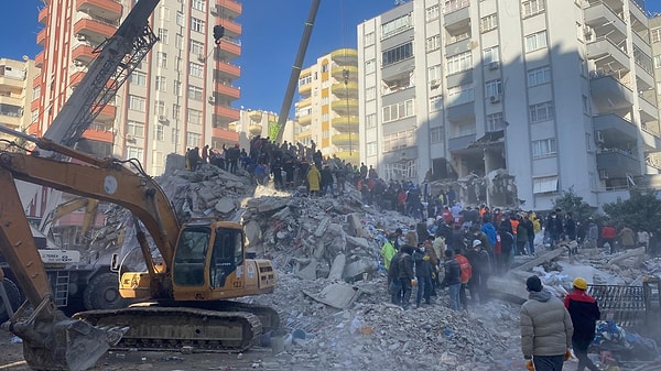 Binanın müteahhidi ve teknik uygulama sorumlusu Hasan Alpargün, deprem günü Kuzey Kıbrıs Türk Cumhuriyeti’ne (KKTC) kaçtı. Alpargün, daha sonra Lefkoşa’da polise teslim olup, KKTC ile yapılan görüşmeler sonucunda Adana’ya getirildi. Müteahhit Alpargün’ün 900 bin dolar, 890 bin avro ve 500 bin Türk lirasını Türkiye’den KKTC’ye transfer etmeye çalıştığı ve Lefkoşa’da daire satın almak için girişimde bulunduğu belirlendi.