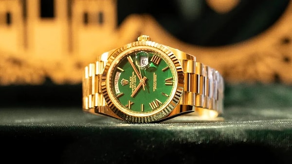 Örneğin 2020 yapımı platin Rolex Dayton, 74 bin 400 İsviçre Frangı'ndan satılıyor, ancak stok bulunmuyor. Bu saatin ikinci elini ise 110 bin frank ödeyerek satın alabilirsiniz.