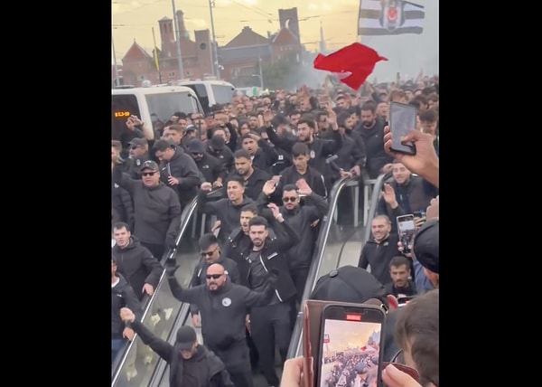 Stada giden Beşiktaşlıların coşkusu Hollandalıları da şaşkına çevirdi.