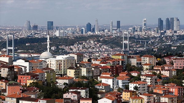 Bazı bankaların faiz indirimine gitmesi fırsatçıları da harekete geçirdi. İlan sitelerinde daire fiyatları yaklaşık yüzde 15 arttı.