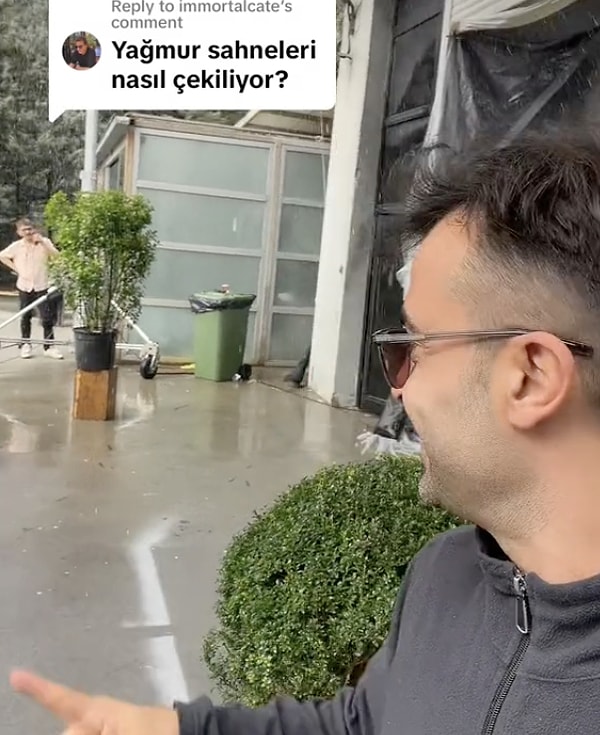 Yener Yalçın, yağmur sahnelerinde kullanılmak için özel bir fıskiye sistemi olduğunu söyledi ve bir örneği de yine TikTok hesabından paylaştı.