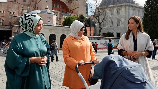 Son bölüme kilise sahnesi damga vurdu. Görkem, Pembe ve Nilay Ayasofya’yı ziyaret etti. Ziyaretin ardından üçlü kendisini birden turist kafilesi arasında buldu.