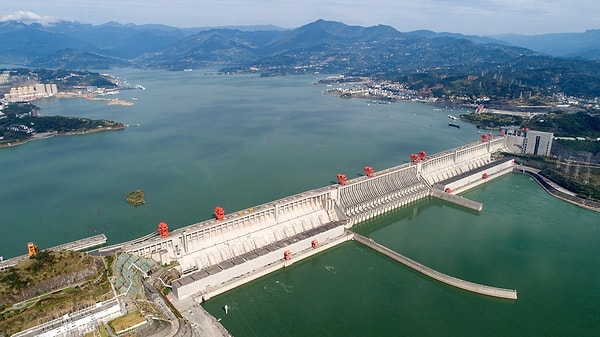 Nükleer testler deprem yaratmasa da insan faaliyetlerinin, yeryüzünde sarsıntılara yol açabileceği doğrudur. Örneğin devasa barajların inşası, yer kabuğunda ciddi bir ağırlık değişimine neden olabilir.