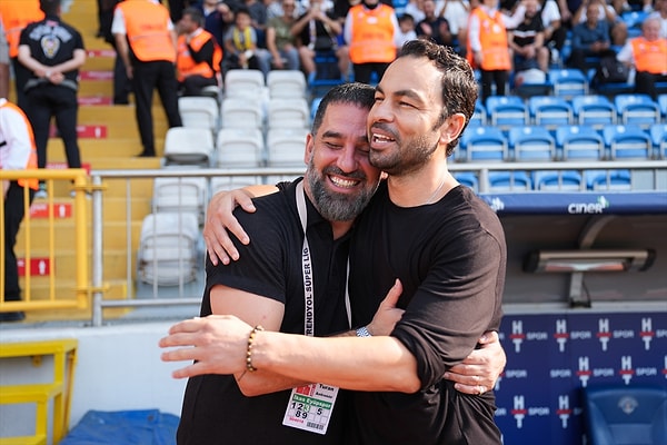 İkilinin bir araya geldiği anda stadyum personellerinin de ikiliye küçük bir sürprizi vardı. Karam Tayfa olarak nam salan ekibin iki üyesine stadyum hoparlöründen çalan şarkı izleyenleri güldürdü.