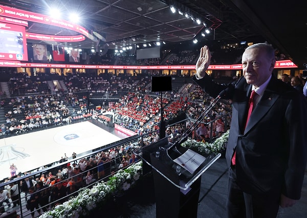 İstanbul Zeytinburnu'nda inşa edilen Basketbol Gelişim Merkezi, Cumhurbaşkanı Recep Tayyip Erdoğan'ın katıldığı törenle kapılarını açtı.