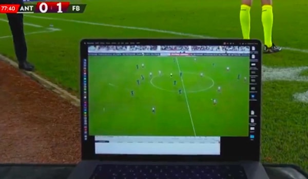 Jose Mourinho da yedek kulübesindeki laptopı beIN Sports'un yer kamerasının önüne koyarak ekranlara yansımasını sağladı.*