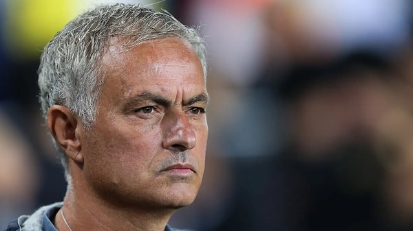 İptal edilen gollerine bu şekilde itiraz eden Mourinho sarı kart gördü.