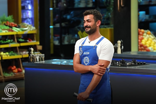 MasterChef'te geçtiğimiz hafta Yudum'un elenmesinin ardından bu hafta Mavi takım kaptanı Akın oldu ve kendisine rakip olarak Zübeyde'yi seçti.