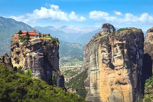 Meteora’yı ziyaret edenler için bu bölge sadece tarihi bir mekan değil, aynı zamanda ruhani bir deneyim sunar. Ziyaretçiler, kayaların üzerine oyulmuş yollarla manastırlara çıkar ve bu tarihi yapıların içindeki şapelleri, yaşam alanlarını keşfetme fırsatı bulurlar.