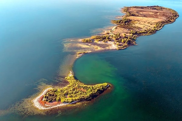 Anamas Dağı ve göl manzarasına sahip 2 kilometre uzunluğunda, dikdörtgen şeklindeki 550 bin metrekarelik adada, tarım ve hayvancılık yapılıyor.