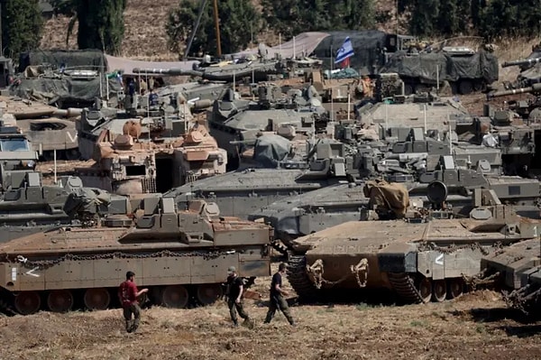 İsrail ordusunun topçu atışlarıyla bombalamaya başladığı Lübnan'ın güneyinde el-Vezzani sınır bölgesinin karşısındaki Abel el-Kamh beldesi yönünde hareket eden askeri araç sesleri duyuldu.