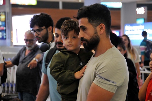 Lübnan'ın başkenti Beyrut'u terk edenler, seferlerine devam eden Ortadoğu Havayolları'nın İstanbul uçuşlarıyla Türkiye'ye geliyor. İstanbul'a gelen Lübnanlılar buradan da Avrupa'da bulunan yakınlarının yanına gitmeye hazırlanıyor.