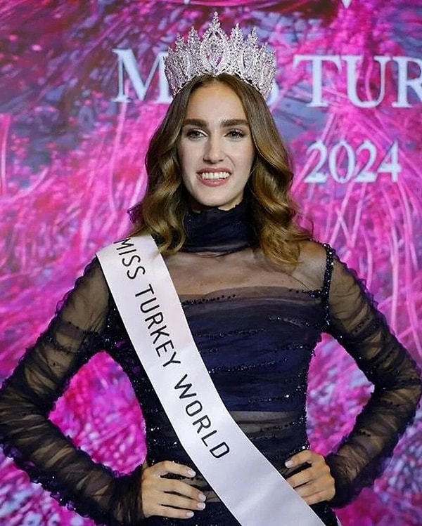 2. Miss Turkey 2024 Birincisi İdil Bilgen, Sağlık Bakanlığı'nın 118’inci dönem Devlet Hizmeti Yükümlülüğü (DHY) kurasında, Bingöl'ün 2 bin 304 nüfuslu Yayladere ilçesindeki, Yayladere Toplum Sağlığı Merkezi’ne atanmış ancak görevine başlamamıştı. Ünlü güzelin nerede olduğu ortaya çıktı!