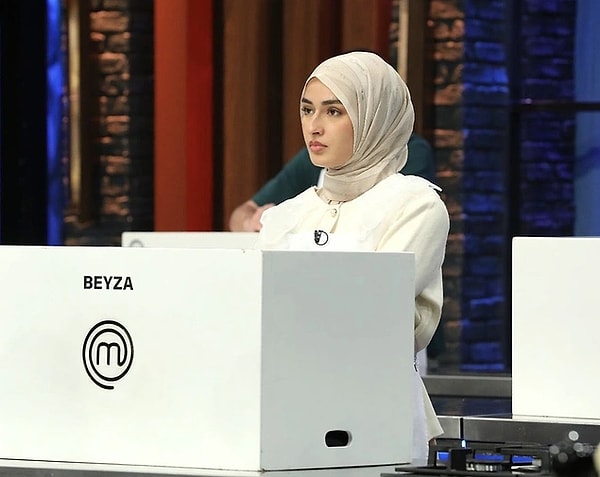 1. MasterChef'in en çok konuşulan isimlerinden biri olan ve yaptığı tabaklarla şeflerden övgü almayı başaran Beyza'ya sosyal medyadan çirkin bir yorum geldi. Çizgisini bozmayan Beyza, gelen yoruma oldukça sakin bir yanıt verdi.