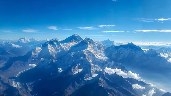 Himalayalar’daki zirveler arasındaki yükseklik farkı genelde 50 ila 100 metre arasında değişiyor. Ancak Everest, sıradaki en yüksek dağ olan K2'den 250 metre daha yüksek!