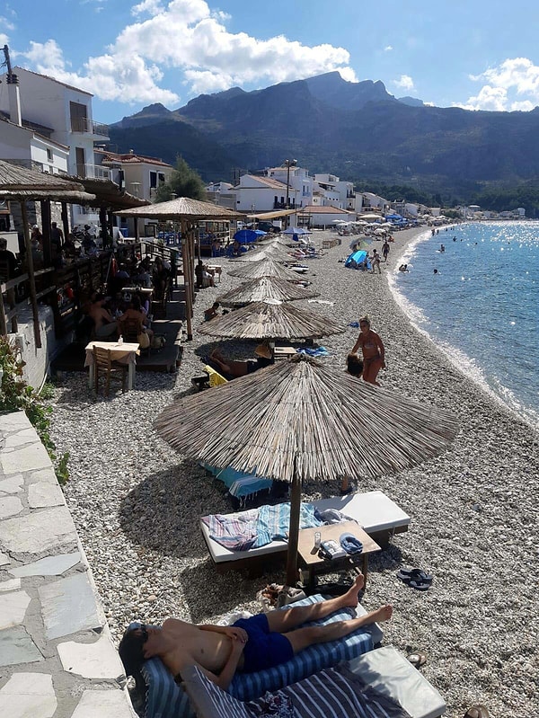 Acenteler, Sakız Adası Belediyesi'nin başlangıçta muafiyet sözü vermesine rağmen bu taahhüdünü yerine getirmemesi üzerine, finansal zorluklar yaşamamak adına seferleri durdurdu. Ayrıca acenteler, diğer Yunan adalarında bu ücretin yaz döneminde uygulanmadığını vurgulayarak haksız rekabet şartlarına dikkat çekti.