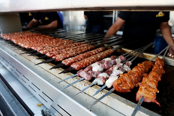 TEKNOFEST yönetiminin uçuşlara engel olabileceği gerekçesiyle yasakladığı mangal, Adanalı kebap ustalarının festivale özel ürettiği kokusuz ocaklar sayesinde stantlarda yerini aldı.