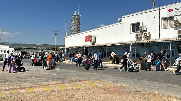 İsrail’in saldırı düzenlediği Lübnan'dan ayrılmak isteyen farklı yabancı ülke vatandaşları, bindirildikleri gemiyle Tripoli Limanı'ndan yola çıktı. Silifke ilçesindeki Taşucu Limanı'na yanaşan gemiden inen, aralarında çocukların da olduğu 310 kişi, işlemlerinin tamamlanmasının ardından minibüslerle ilçeden ayrıldı.