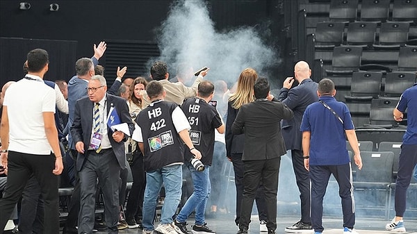 Normal şartlar altında dün oynanması gereken maç 1 dakika 56 saniye oynandıktan sonra, seyircilerin sahaya yanıcı ve patlayıcı madde atmasının ardından durdurulmuştu.