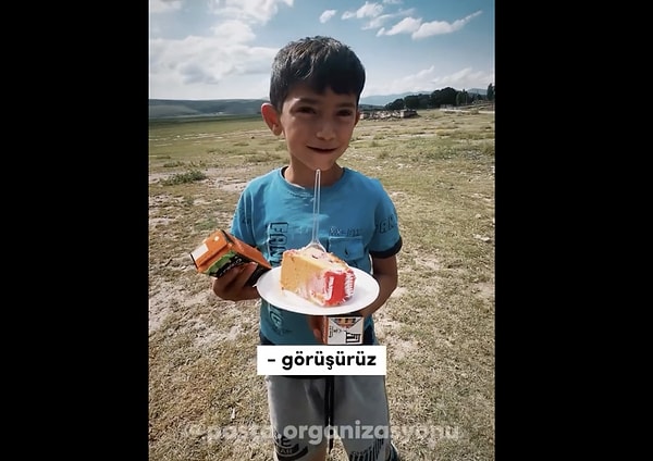 Çocuğun bu düşünceli tavrı, arkadaşlarının haklarını gasbetmemek için 'en sonunda' almayı teklif edecek kadar ince düşüncesi izleyenleri duygulandırdı.