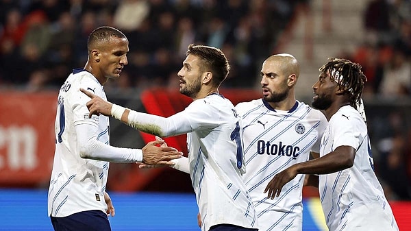 Son olarak dün akşam UEFA Avrupa Ligi'nde Twente'ye konuk olan Fenerbahçe, sahadan 1-1'lik beraberlikle ayrılırken Mourinho yine çok eleştirildi.