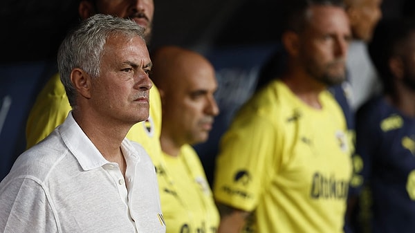 Fenerbahçe ile 2 yıllık sözleşmesi bulunan Mourinho'nun Premier Lig'e döneceği iddiaları devam ederken, Portekizli teknik adamın Fenerbahçe'deki geleceği belirsizliğini koruyor.