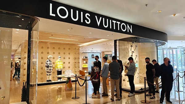 LVMH hisseleri mart ayında zayıf talep nedeniyle yüzde 24 gerilemişti.