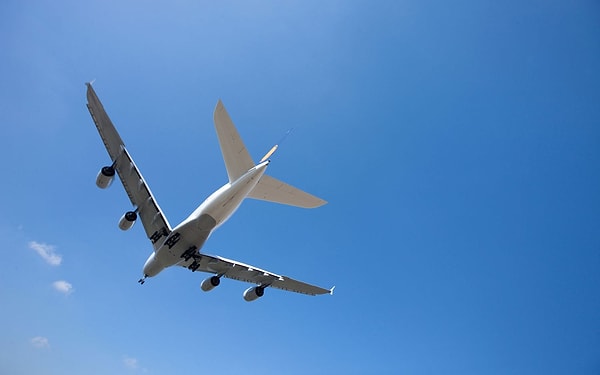 V şeklinde açılı kanatlar, aerodinamik verimliliği arttırmak için tasarlanmıştır. Bu tür kanatlar, özellikle yüksek hızlı uçuşlar için geliştirilmiştir ve transonik (ses hızına yakın) ve süpersonik (ses hızını aşan) uçuşlarda olağanüstü performans gösterir.