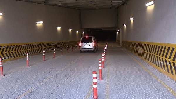 Peki 'İhtiyatlı' olmanın avantajları nelerdir? Araştırmacılar kalabalık bir otoparkta hemen bir boşluk gördüğünüzde içgüdüsel olarak hareket etmenin cazip olduğunu kabul ediyor. Ancak bir tur daha atmak genellikle daha iyi bir konumda park yeri bulma şansınızı artırıyor.