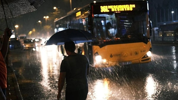 Pek çok ilçede etkili olan sağanak nedeniyle seller ve su birikintileri oluştu. İstanbul'a gece saatlerinden itibaren düşmeye başlayan yıldırımlar ise korku yarattı.