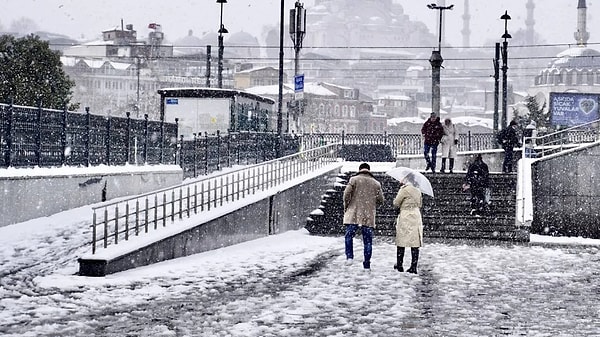 Prof. Dr. Şen, “Ekim ayında sıcaklıklar yüksek kalacak. Ancak Ocak ayında İstanbul’da 1-2 gün kar yağma olasılığı var. Bu karın yerde tutup tutmayacağı belirsiz, ama havada göreceğiz” diye konuştu.