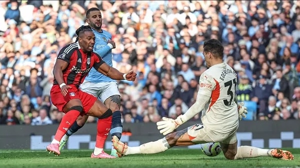 Manchester City evinde Fulham'ı 3-2 yenerken Adama Traore ile Pep Guardiola'nın kameralara yansıyan diyaloğu gündem oldu.