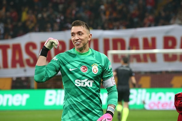 Galatasaray'da sözleşme yenilemeyen Muslera ile ilgili Tugay Kerimoğlu'ndan "ailevi problem" iddiası gündeme gelmişti.  Kerimoğlu, "Saygı duymak zorundayız" diyerek şunları söyledi: