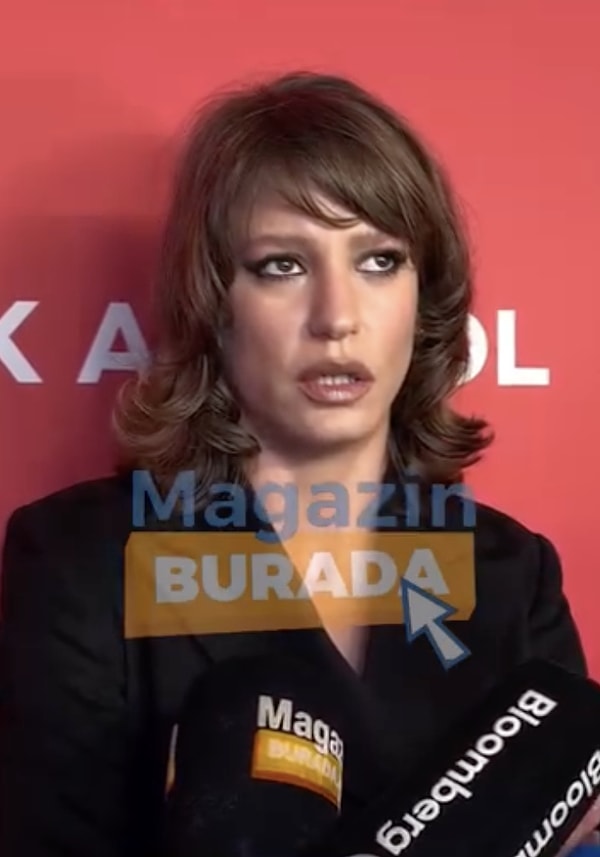 Her ne kadar iş için olsa da Sarıkaya'nın yeni saç tarzı ne yazık ki sevenlerinden geçer not almayı başaramadı! Hatta ünlü oyuncunun yeni tarzını Oya Başar'a benzetenler bile oldu!