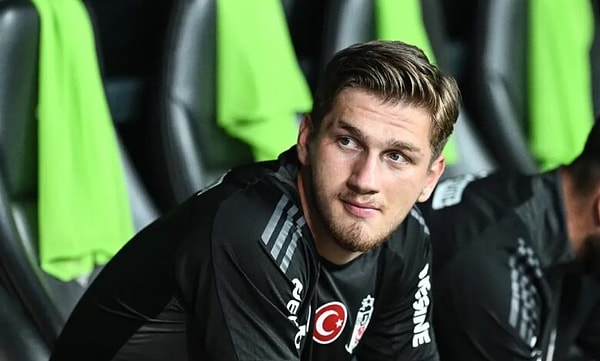 Beşiktaş'ta yedek kalan hatta son maçta oyuna sonradan da giremeyen Semih Kılıçsoy'la ilgili çeşitli iddialar ortaya atılsa da gerçek sebep bir türlü öğrenilemedi.