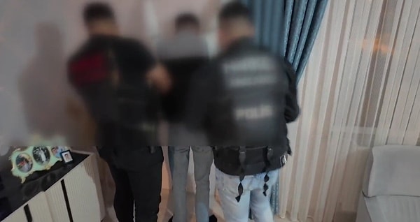 Operasyonda baskın yapılan evde bulunan anne oğlunu telefonla çağırarak polise teslim etti.