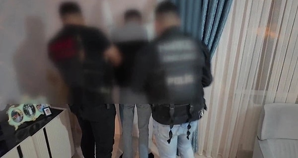 Kırklareli’nde yapılan uyuşturucu operasyonu ilginç anlara sahne oldu. Operasyonda bir eve yapılan baskında, anne uyuşturucu kullanan oğlunu eve çağırarak polislere teslim etti. Evde bekleyen polis ekipleri, eve gelen genci gözaltına alırken annesi ise gözyaşlarını tutamadı.