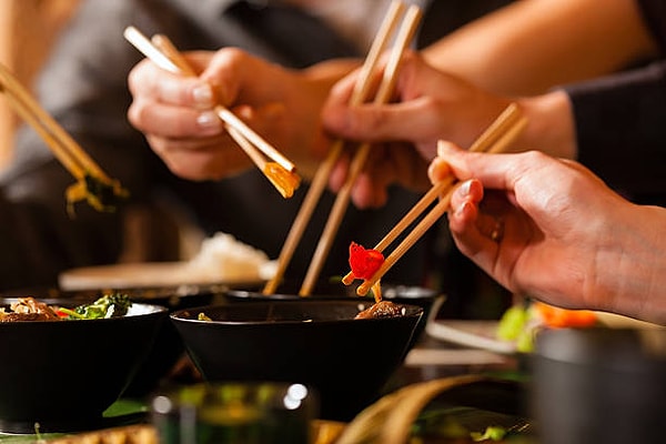 Bu da sofrada bıçak kullanma gereksinimini ortadan kaldırdı ve chopsticklerin popülaritesi arttı. 5. yüzyıla gelindiğinde chopstickler, günlük yaşamın vazgeçilmez bir parçası olmuştu.