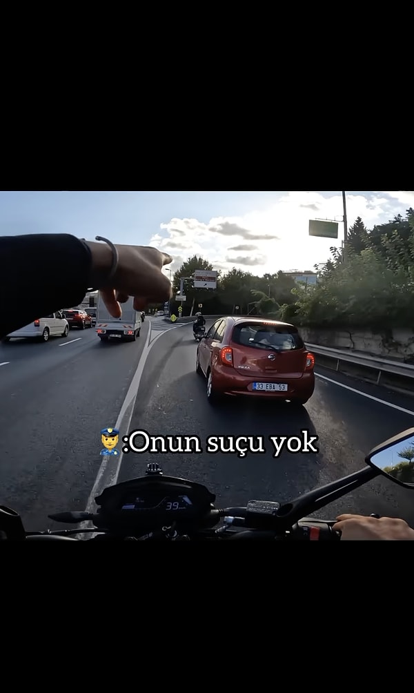 Önce sağa sinyal vererek geçen araç sürücüsüne arkadan gelen motorcunun korna çalmasına uzaktan tepki gösterdi.