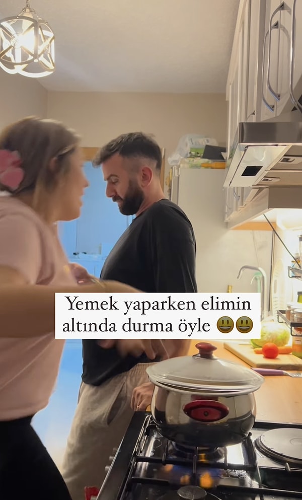 Instagram'da @gozdebiranne isimli kullanıcı tam da bu yaka silktiğimiz durumu bir videoyla tiye aldı. 'Yemek yaparken elimin altında durma öyle' başlıklı video adeta iç sesimiz oldu.