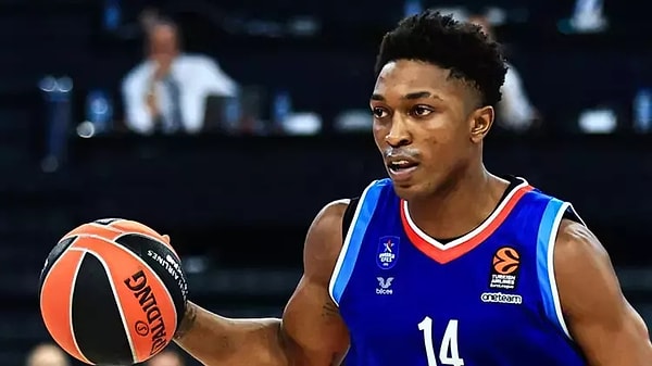 T24'te yer alan habere göre, olay 10 Ekim Perşembe akşamı gerçekleşti. Evde bulunan Stanley Johnson, 20. kattaki rezidans dairesine 2 kurşun isabet etmesiyle büyük korku yaşadı.