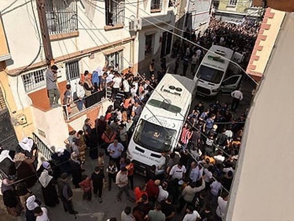 Günlerdir yaşanan korkunç cinayetlere bir yenisi daha eklendi.  Ahmet Demir isimli şahıs, tüm ailesini kendisiyle birlikte yok etti.