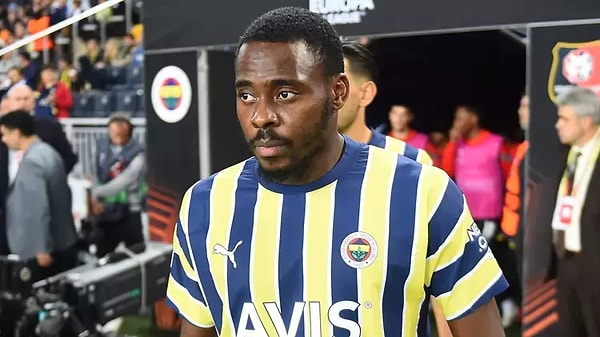 Fenerbahçe'nin yıldız oyuncusu Osayi Samuel, Nijerya Milli Takımı ile Libya'ya uçtu. Milli maç için buraya gelen oyuncu ve arkadaşları uzun süre havalimanında mahsur kaldı.